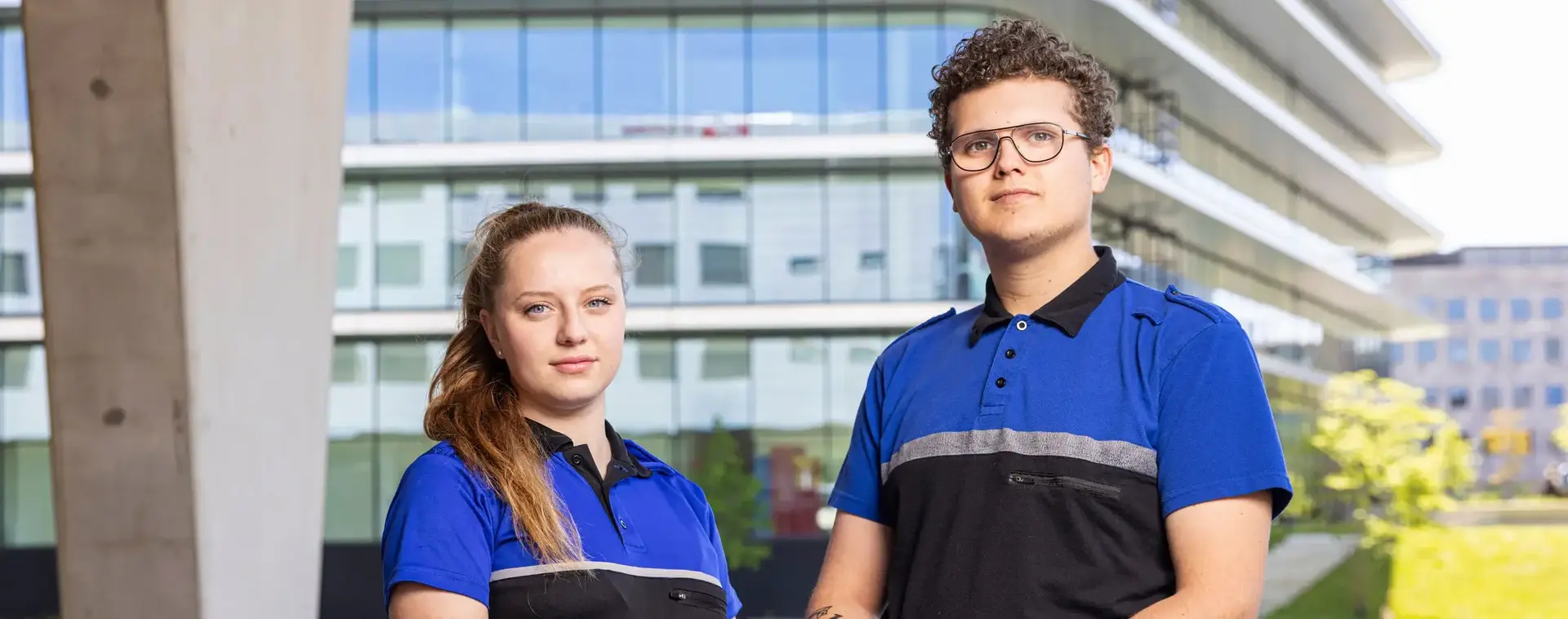 Twee studenten in beveiligingsuniform
