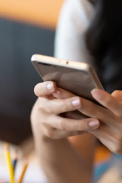 Hand met mobiele telefoon.
