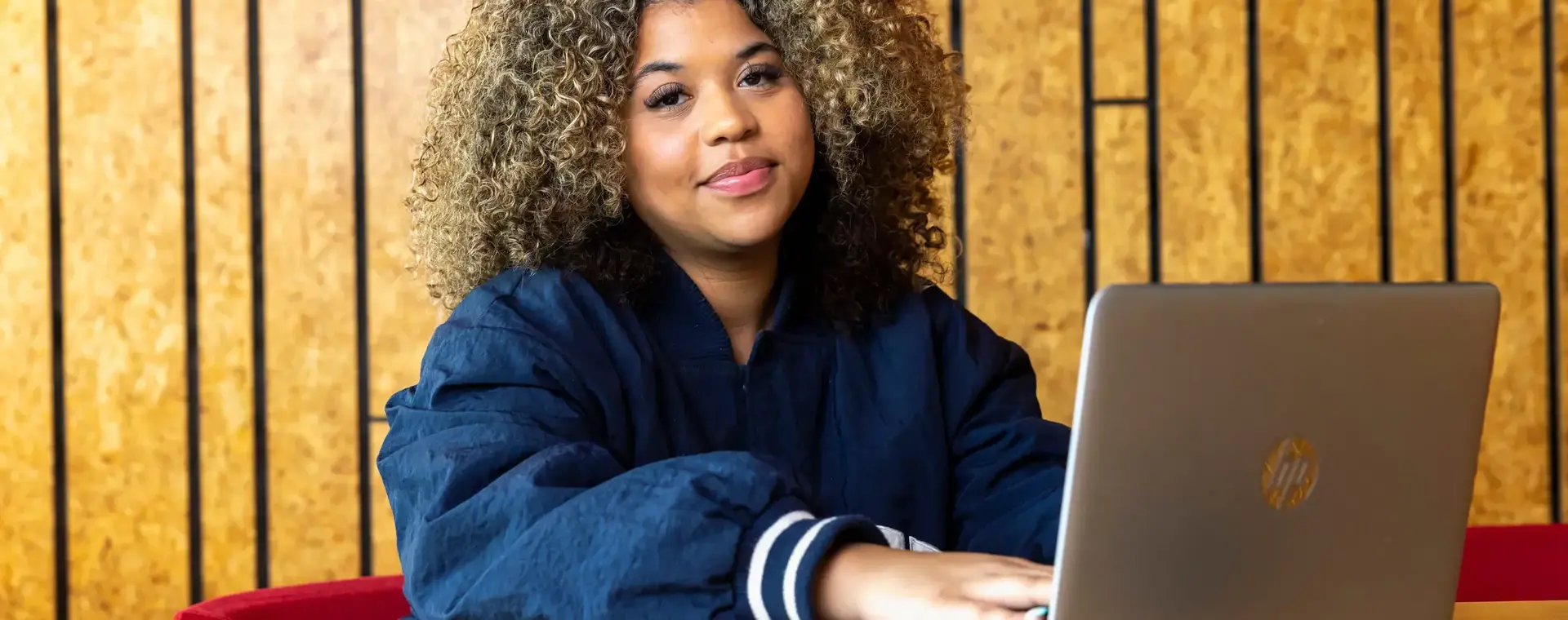 Student werkt zelfstandig aan een opdracht op haar laptop