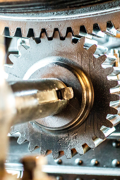 close-up van een metalen onderdeel van een bouwkundig apparaat