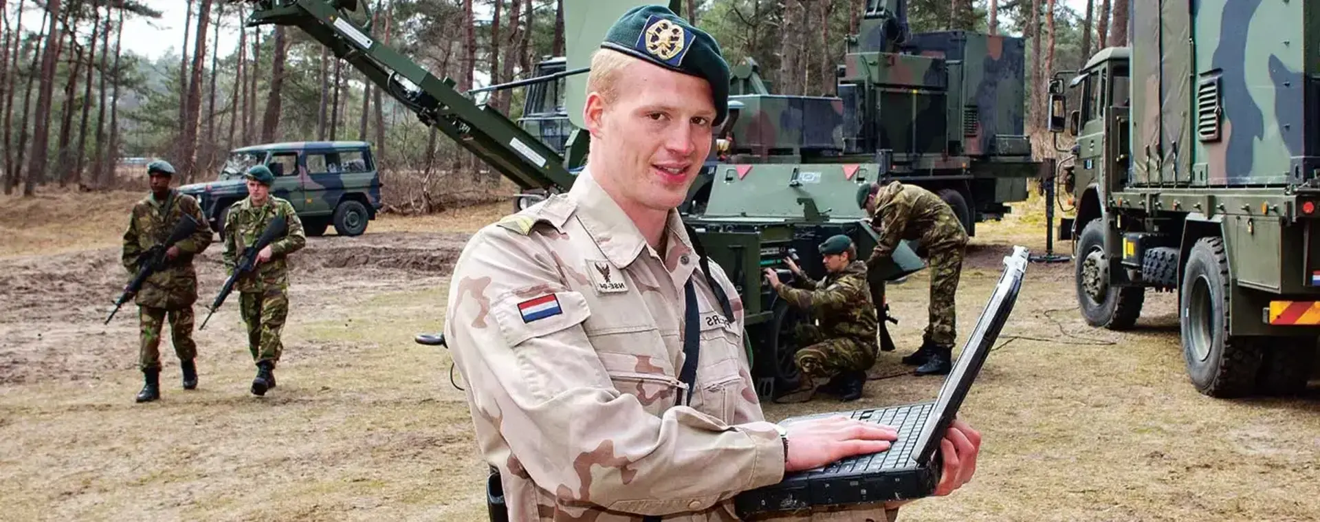 student veiligheid met laptop bij trucks
