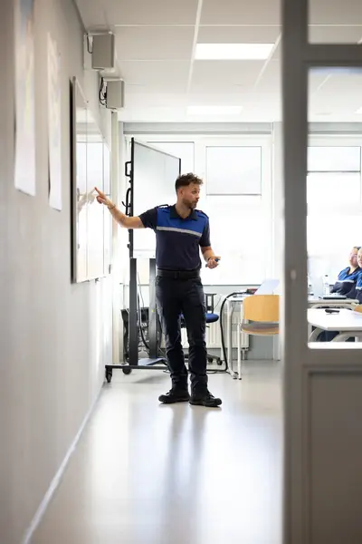 Beveiliging wijst iets aan op een whiteboard