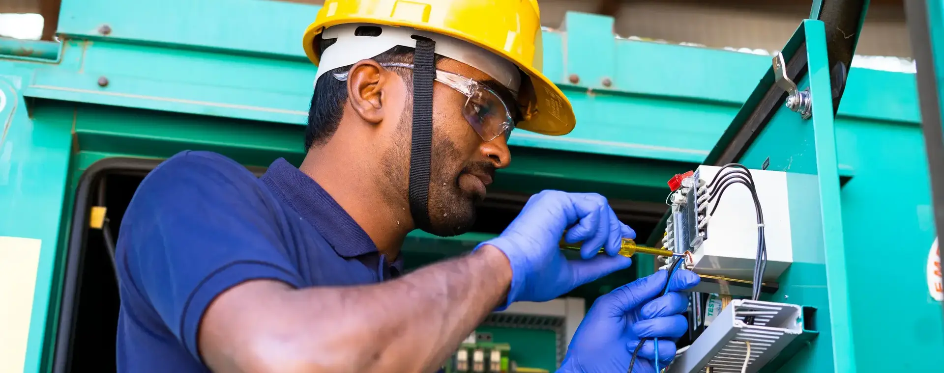 Met oog voor detail voert deze professional onderhoud uit aan een elektrische installatie.