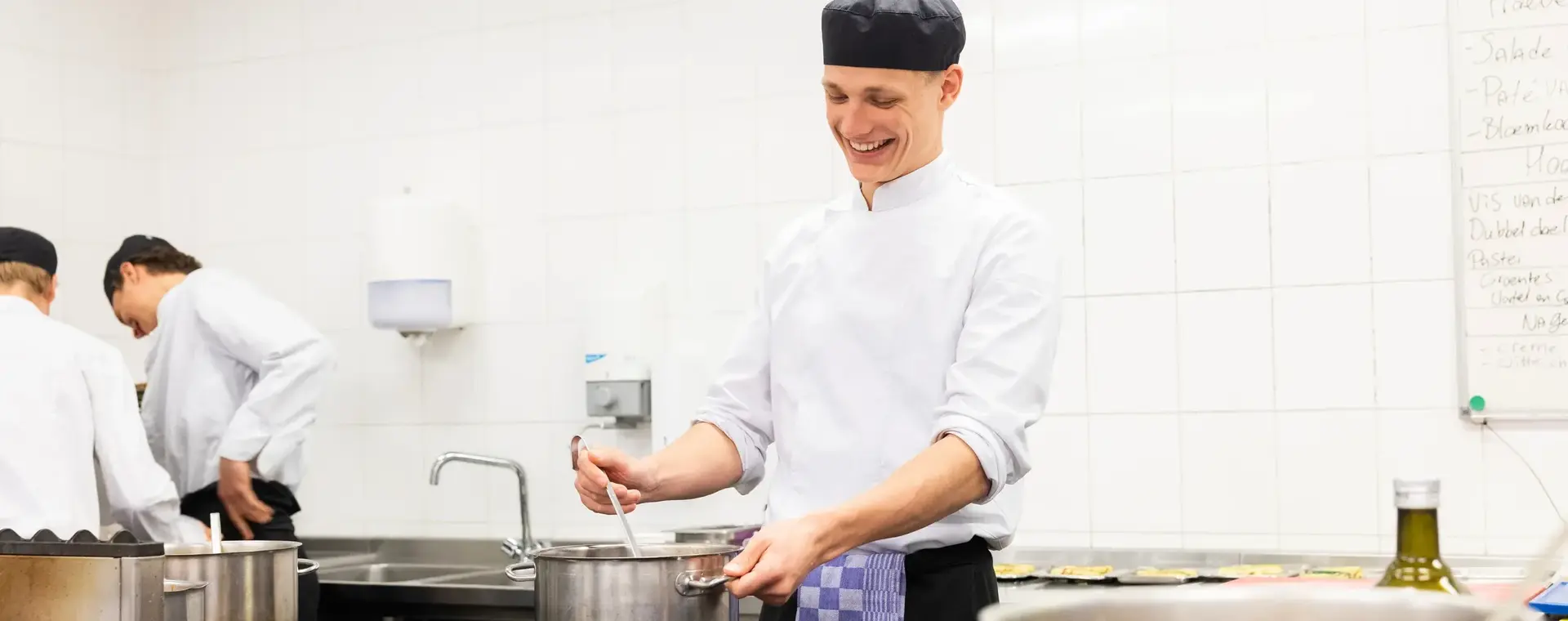 Kok bereidt maaltijd in grote keuken