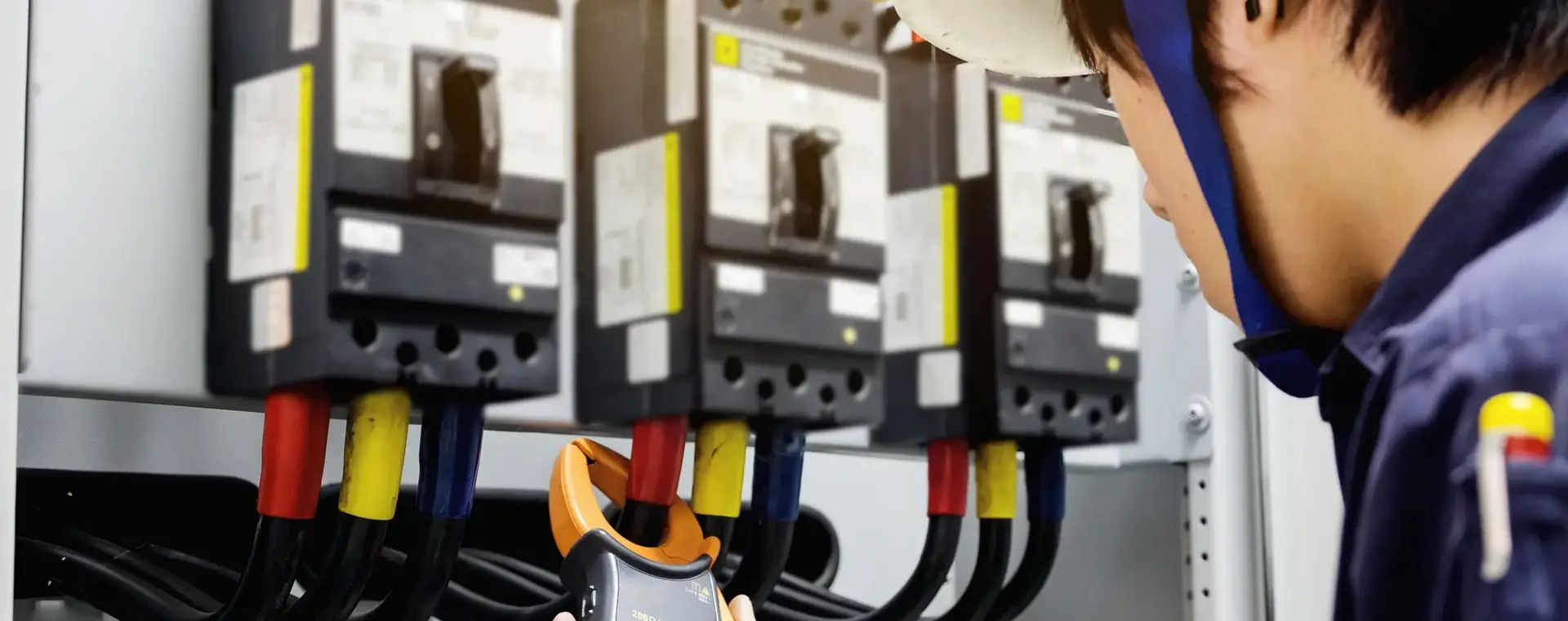 Procesoperator met helm die standen opmeet van machine