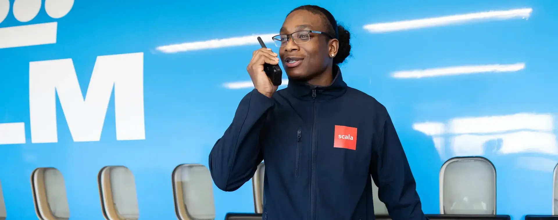 Student beveiliger met walkie talkie