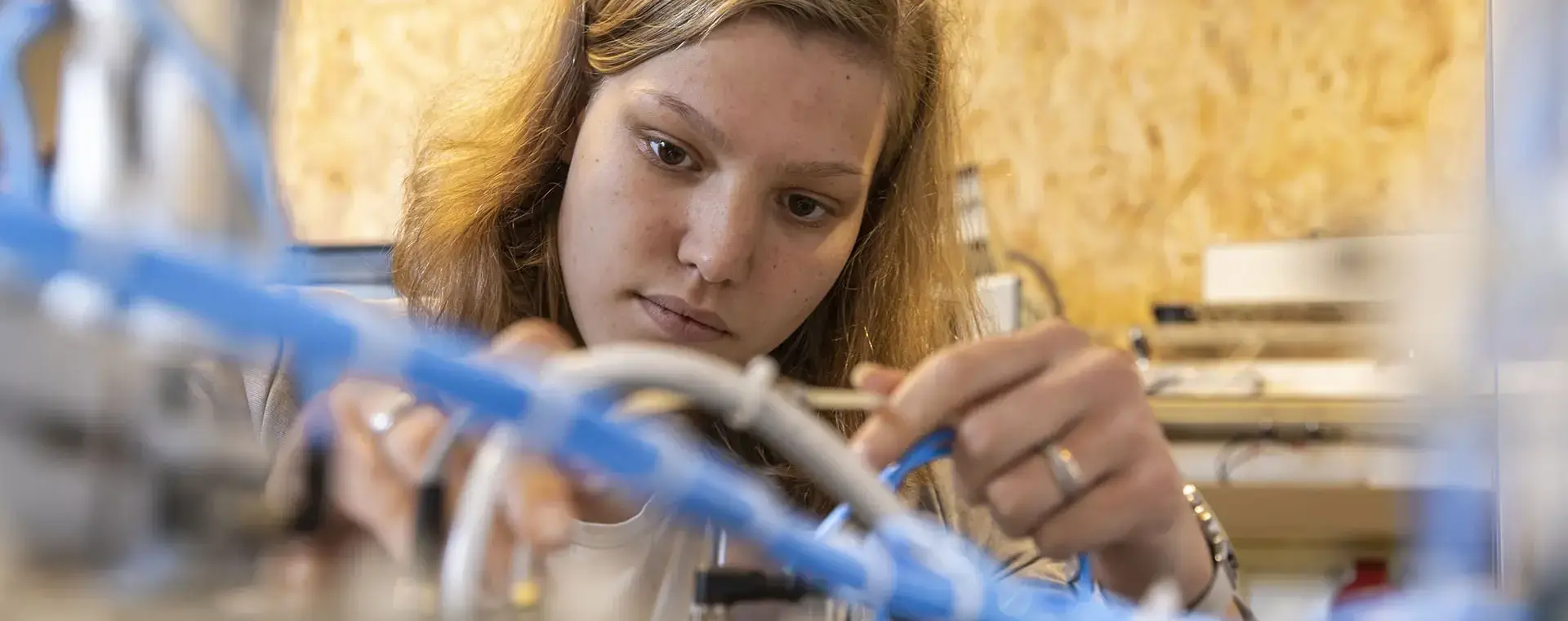 Vol concentratie werkt deze student aan een technische installatie. Met precisie en toewijding past ze wat ze leert direct toe in de praktijk.