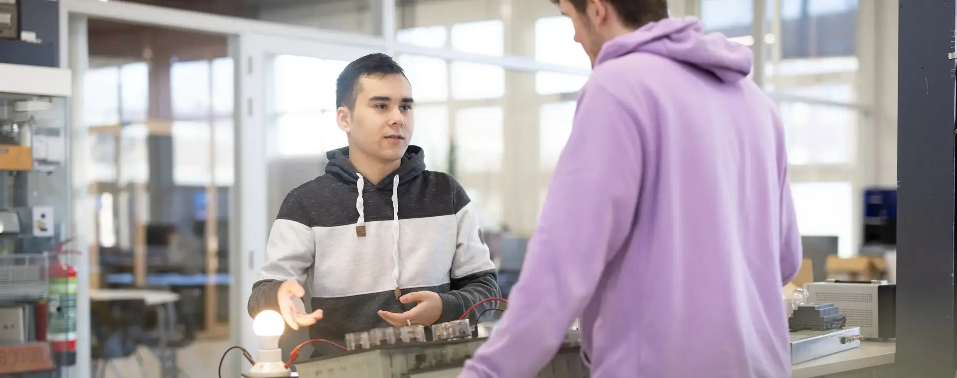 Twee studenten werken samen aan een schakeling. 