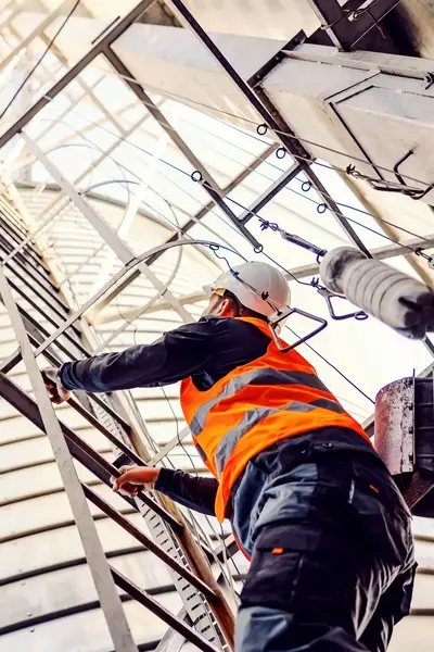 Student onderhoudstechniek op ladder