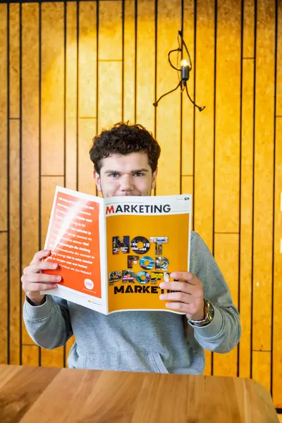Jongeman achter het maandblad Marketing.