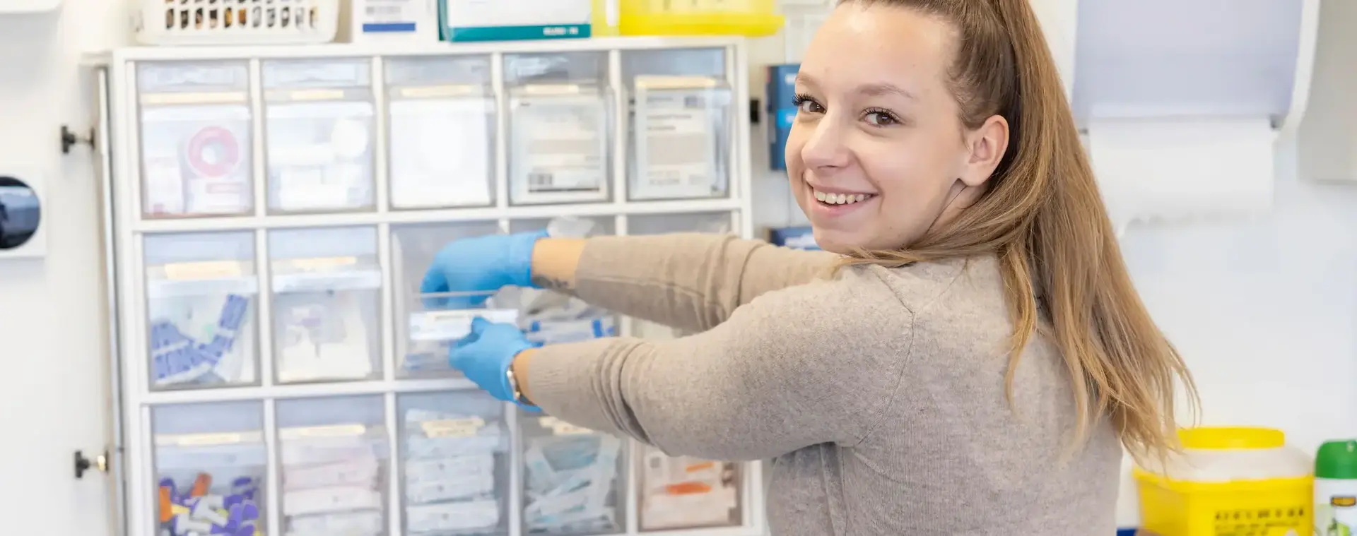 student pakt pillen in in apotheek