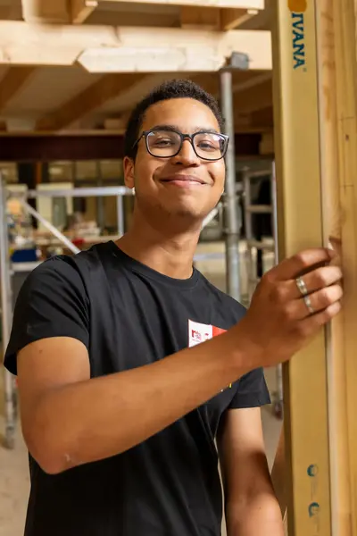 Student in timmerwerkplaats, praktijklokaal.
