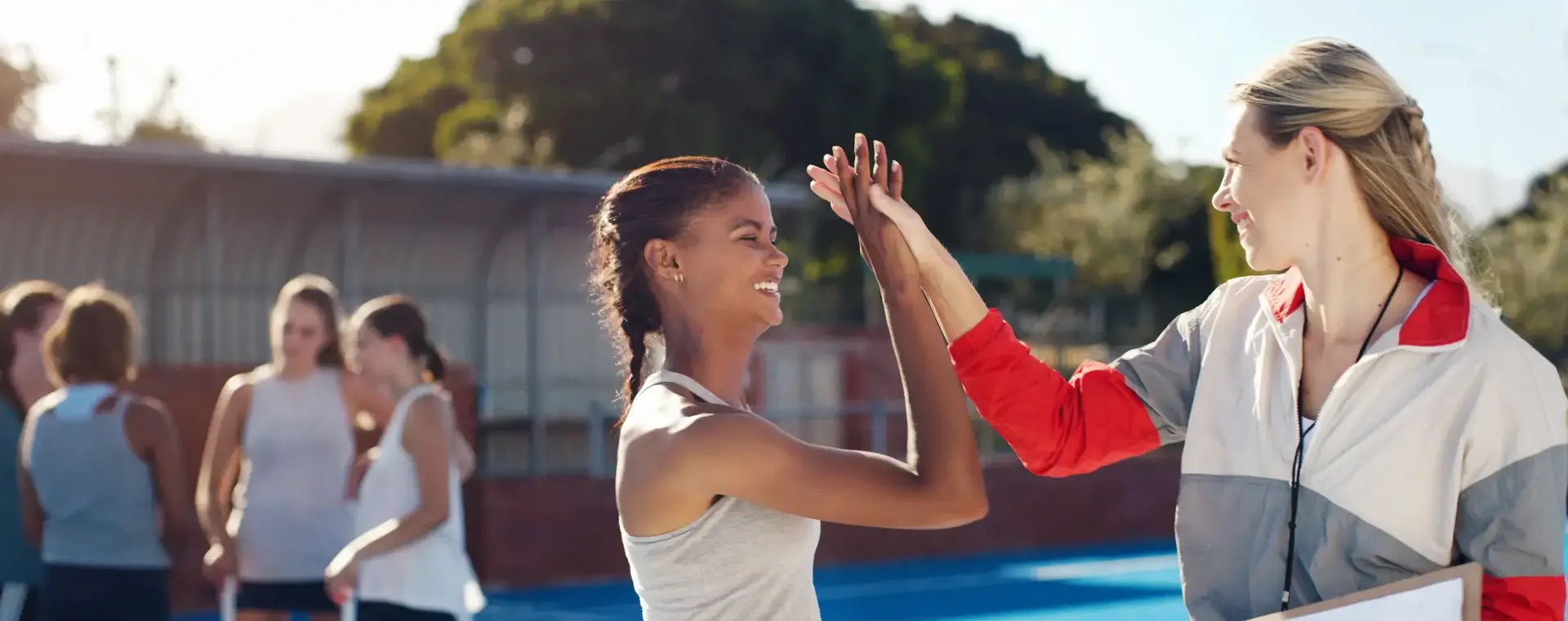 Sporter en coach geven elkaar een high-five
