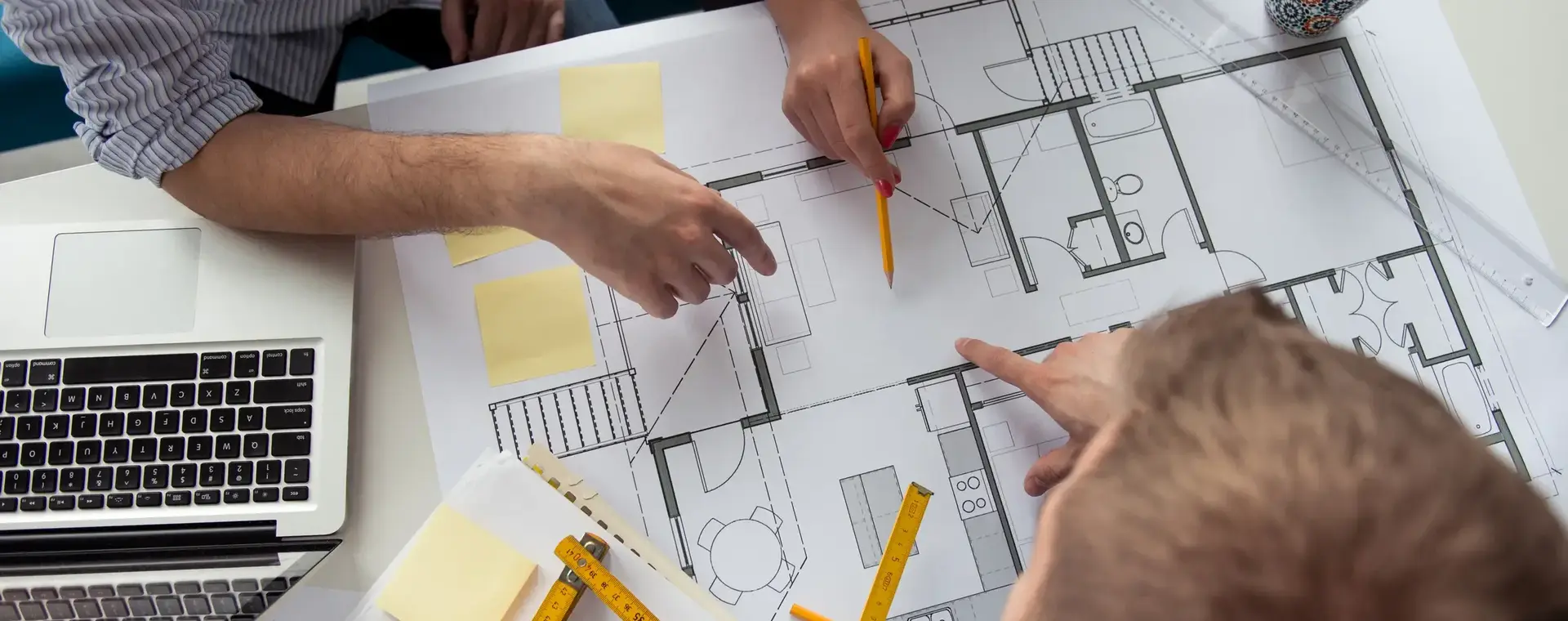 Twee mensen werken aan een bouwtekening
