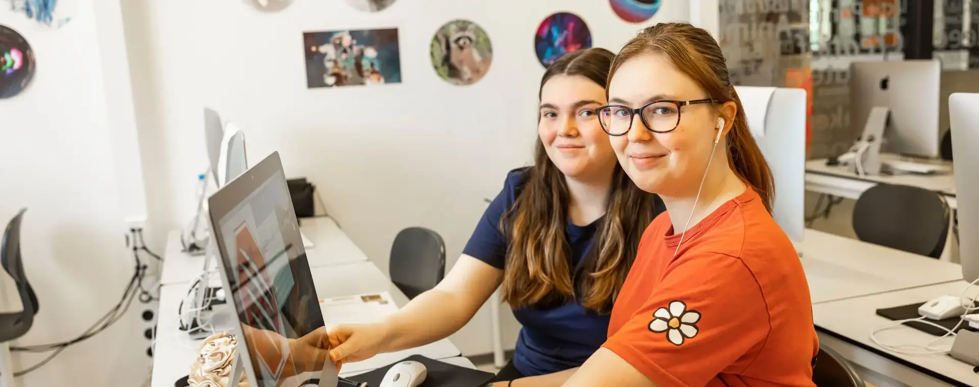 Twee studenten achter computers creatief